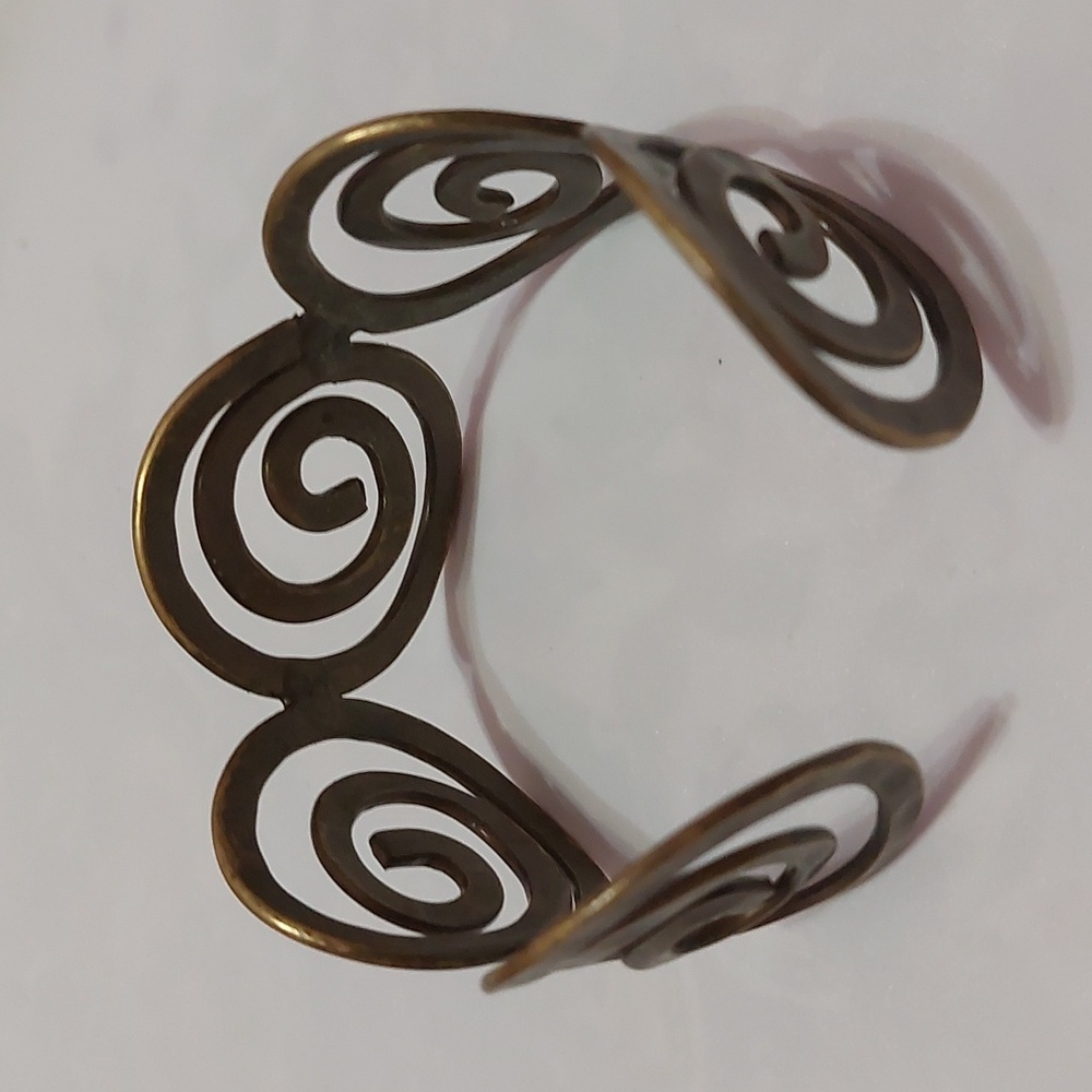 Vintage Minoan Swirls Hammered Brass Cuff Bracelet - Picture 6 of 9